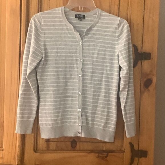 ***** 5 for $25 Jones New York Gray And White Cardigan - Picture 1 of 4
